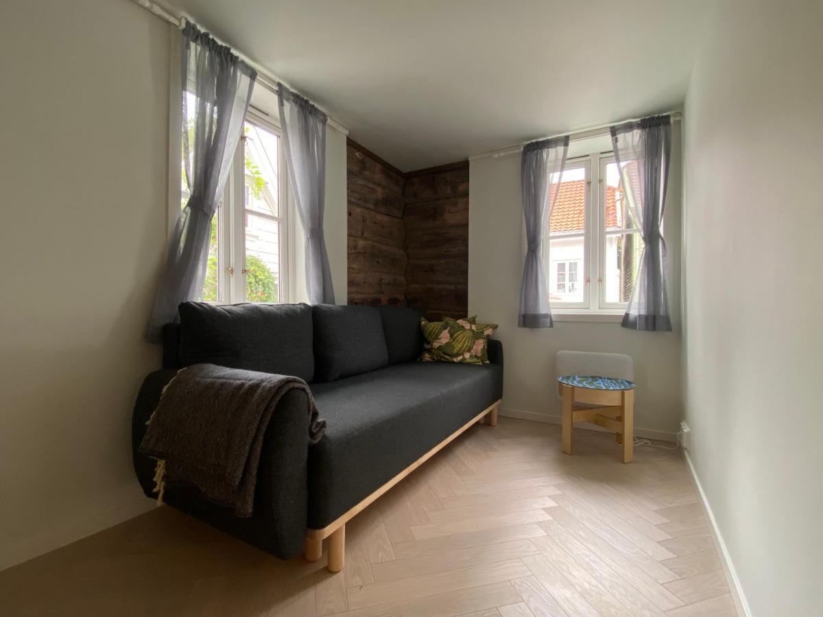Entire Renovated Apartment From 1780 With Kitchen, Bath, Bedroom, And Living Room In Skuteviken Bergen Exterior photo
